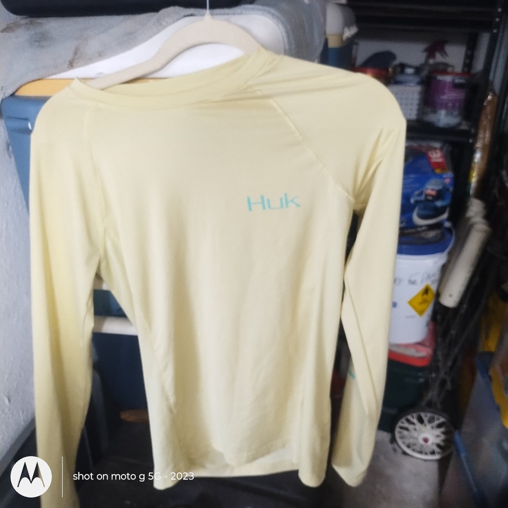 Huk Performance Fishing Shirt Womens XS Yellow Long Sleeve Sun Graphic Tee